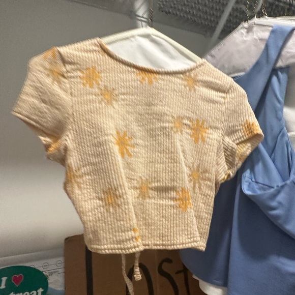 Floral backless top! - Picture 4 of 4